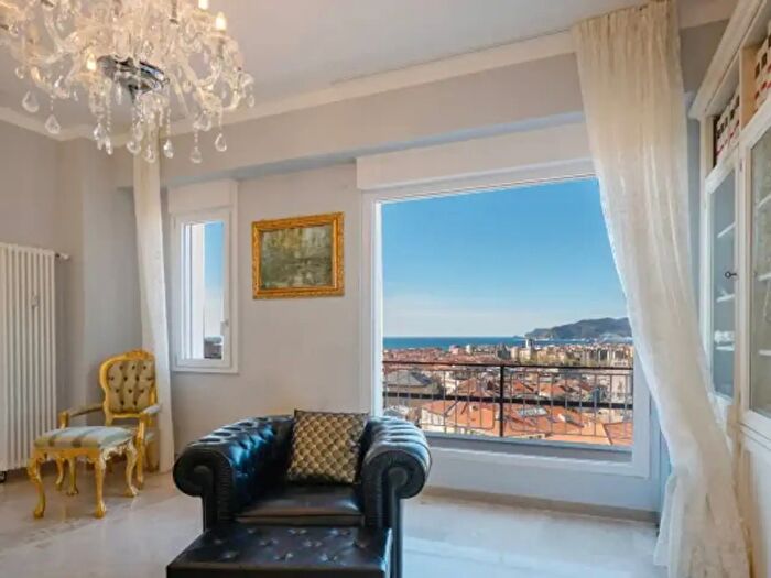 Appartamento con 6 locali in vendita in Via San Francesco dAssisi, Savona