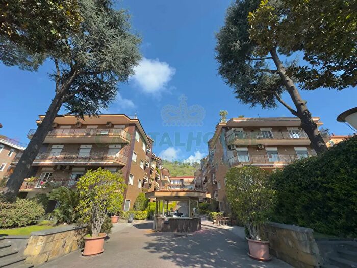 Appartamento trilocale in affitto in Via Terracina, Napoli