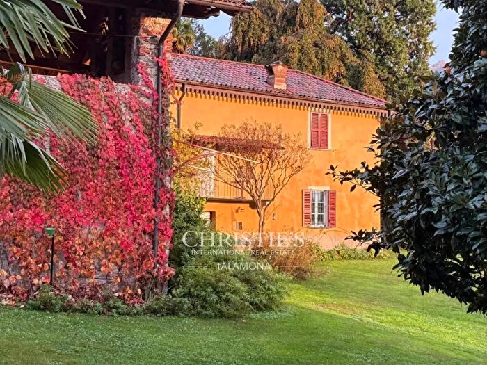 Casa con 18 locali in vendita in Castelveccana