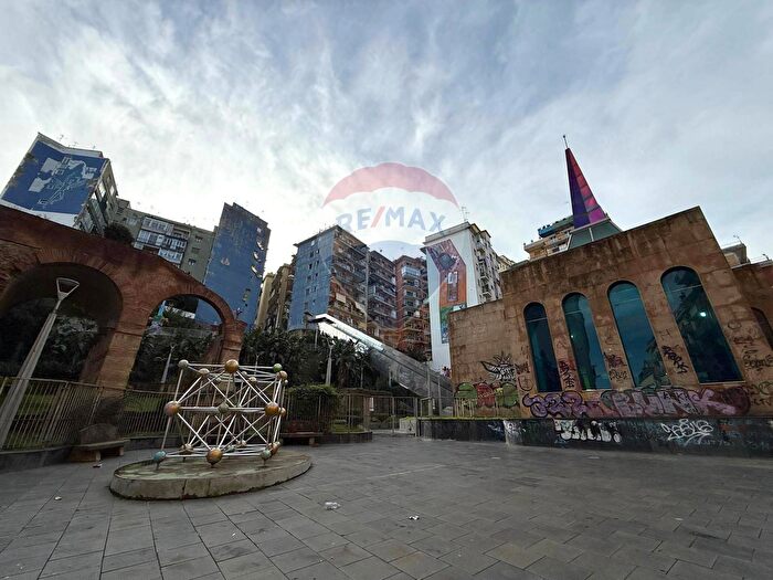 Appartamento quadrilocale in vendita in Via Salvator Rosa, Napoli