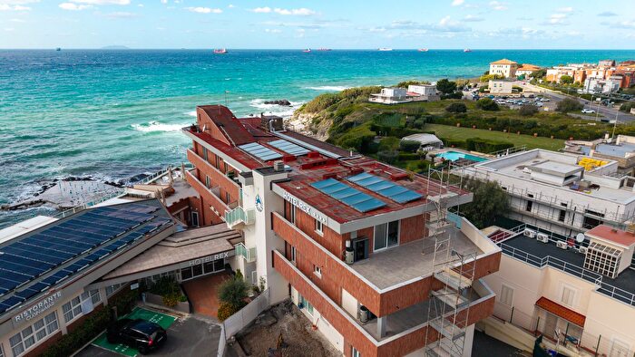 Appartamento quadrilocale in vendita in Via del Littorale, Livorno