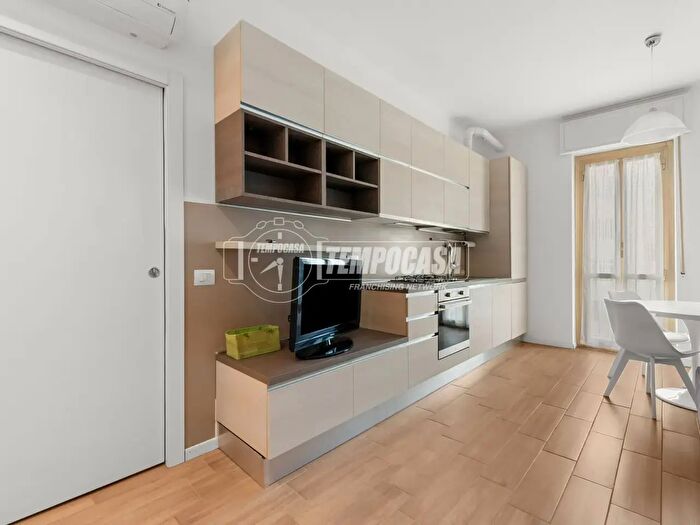 Appartamento trilocale in vendita in Via Cadibona, Milano