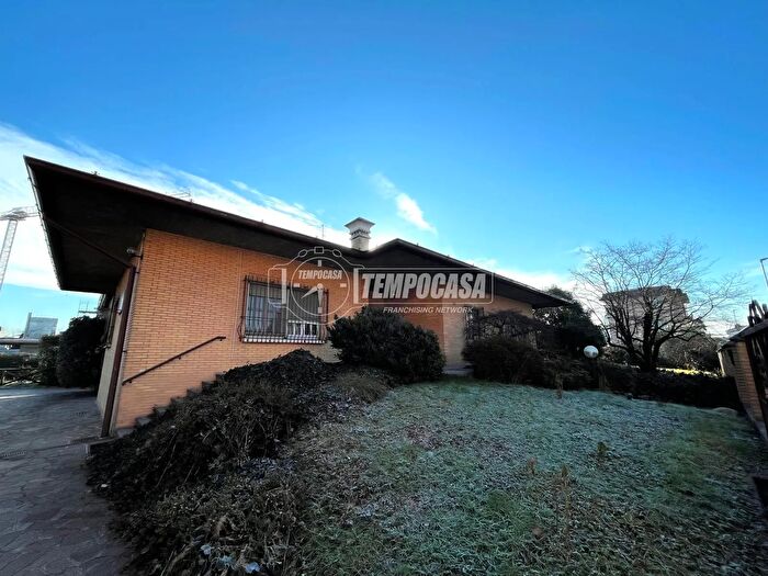 Casa con 6 locali in vendita in Via Prealpi, Seveso