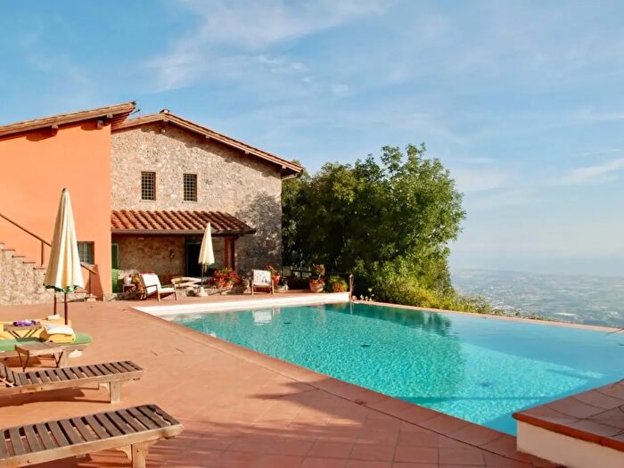 Casa con 8 locali in vendita in Pietrasanta