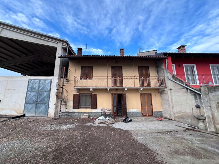 Casa con 6 locali in vendita in Via della Chiesa, Piscina