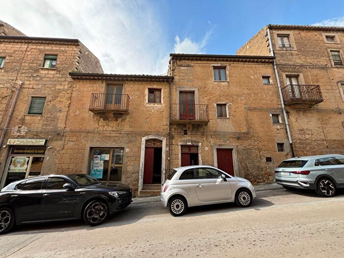Casa con 9 locali in vendita in Via Roma, Calascibetta