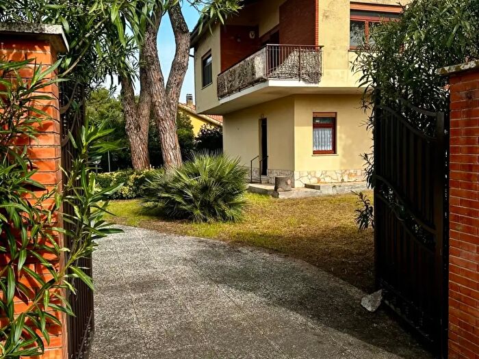 Casa con 9 locali in vendita in Via degli Abeti, Ardea