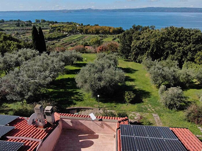 Casa con 12 locali in vendita in Bolsena