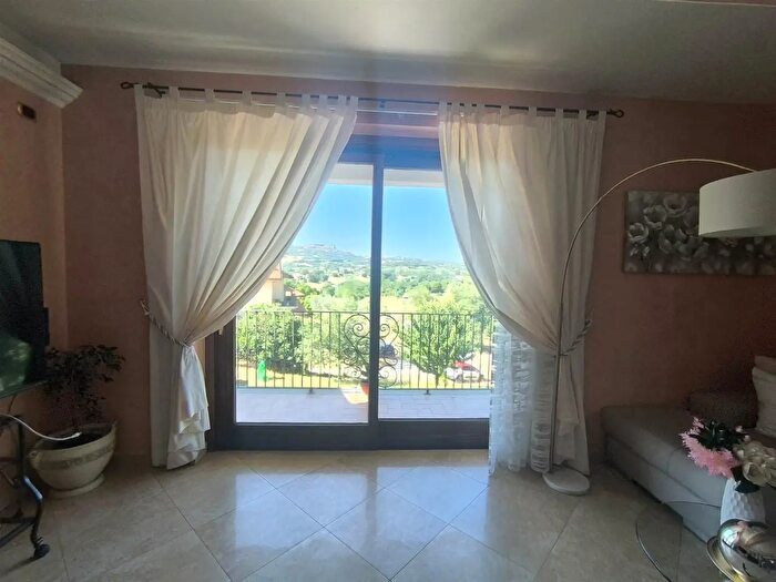Casa con 8 locali in vendita in Montefiascone