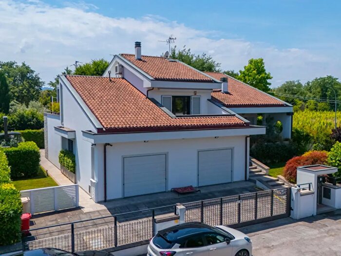 Casa con 6 locali in vendita in Via Tomba, Forli'