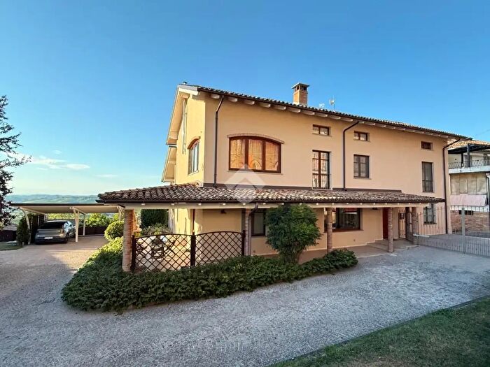 Casa con 9 locali in vendita in Via Garibaldi, San Marzano Oliveto