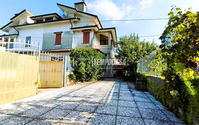 Casa quadrilocale in vendita in Viale dei Mille, Comacchio