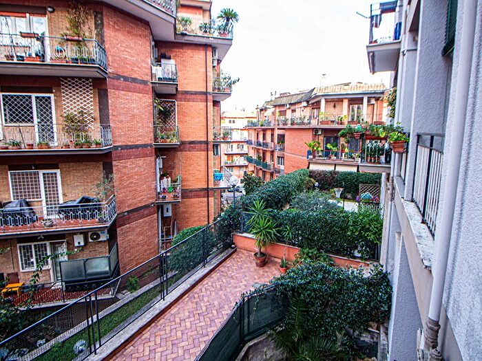 Appartamento trilocale in vendita in Roma