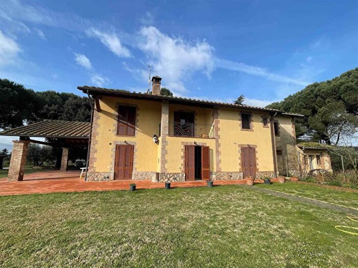 Casa con 10 locali in vendita in Grosseto