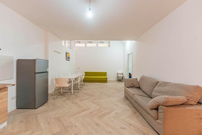 Appartamento trilocale in vendita in Via Baldinucci, Milano