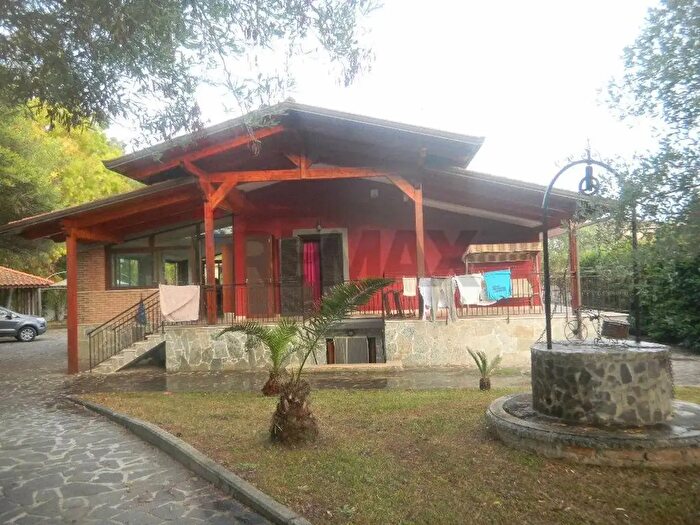 Casa con 9 locali in vendita in Minturno