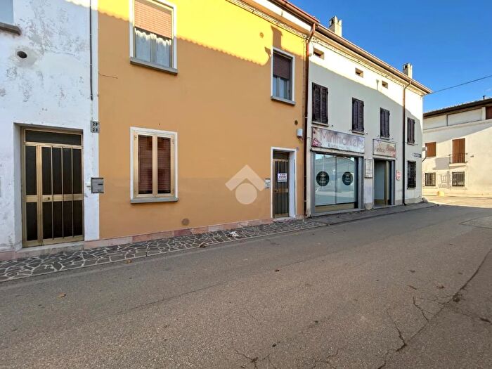 Appartamento trilocale in vendita in Via Novembre, Piubega