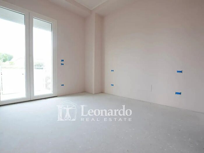 Appartamento con 8 locali in vendita in Via Cipro, Pietrasanta