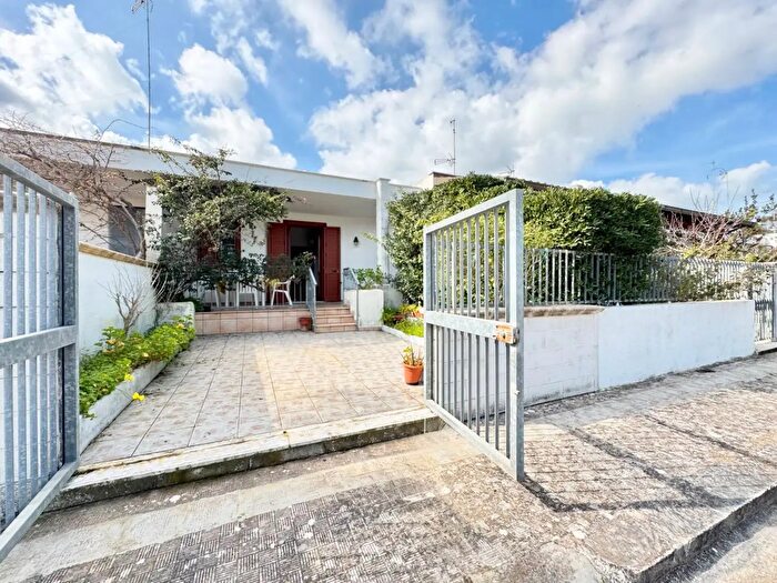 Casa quadrilocale in vendita in Viale dei Sultani Snc, Melendugno