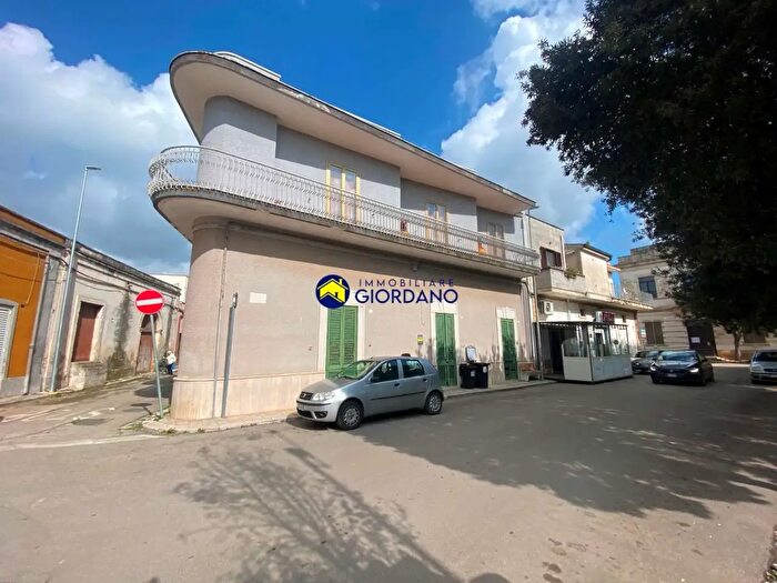 Casa con 8 locali in vendita in Piazza Municipio, Torchiarolo