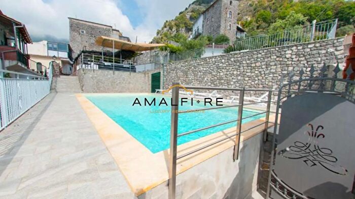 Appartamento con 7 locali in vendita in Via SantEustaccio Snc, Scala