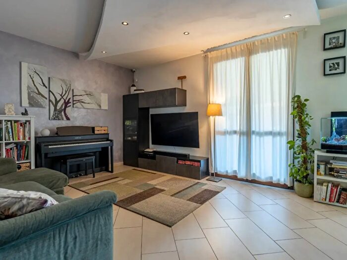 Appartamento con 5 locali in vendita in Via Fratelli Bandiera, Cascina