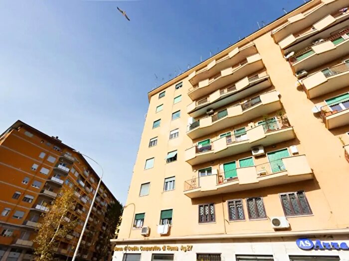 Appartamento trilocale in vendita in Via Giuseppe Arimondi, Roma