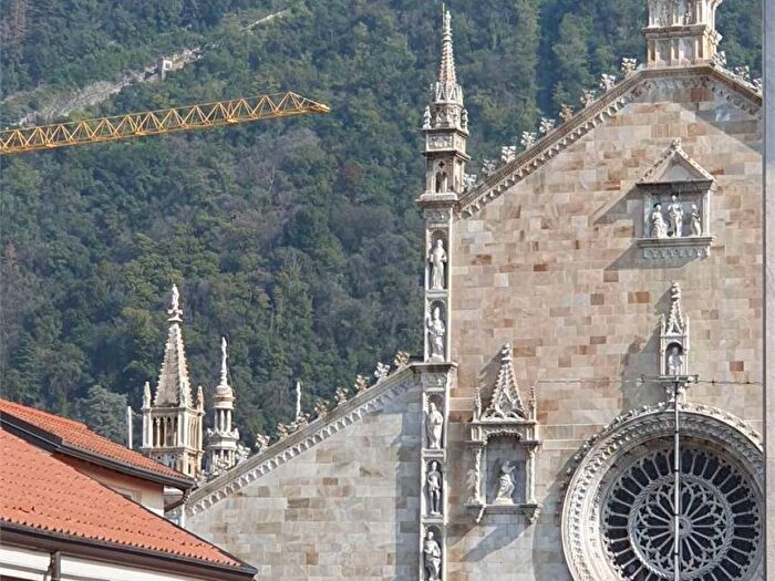 Appartamento quadrilocale in affitto in VIA CINQUE GIORNATE, Centro Storico, Como