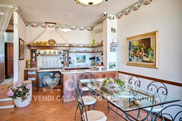 Casa con 6 locali in vendita in Strada Valera di Sotto, Parma
