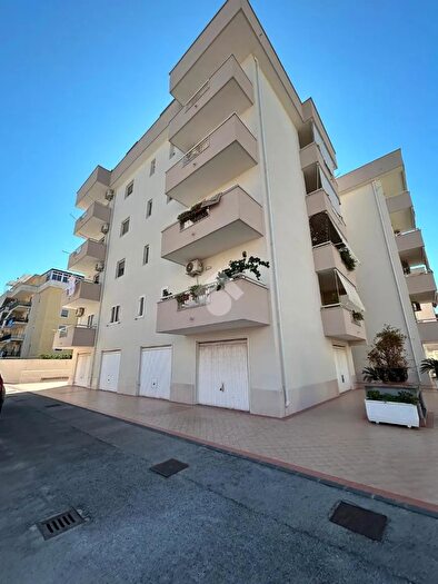 Appartamento quadrilocale in vendita in Vico Monti, Cesa