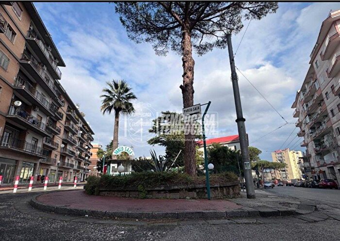 Appartamento con 5 locali in vendita in Viale Colli Aminei S, Napoli