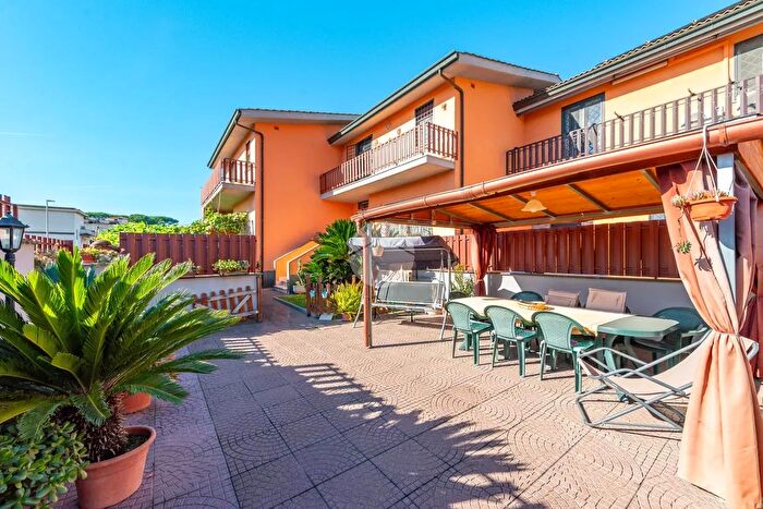 Casa con 5 locali in vendita in Via Mazzarrone, Roma