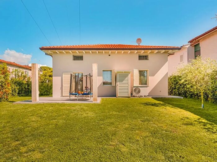 Casa con 5 locali in vendita in Massa