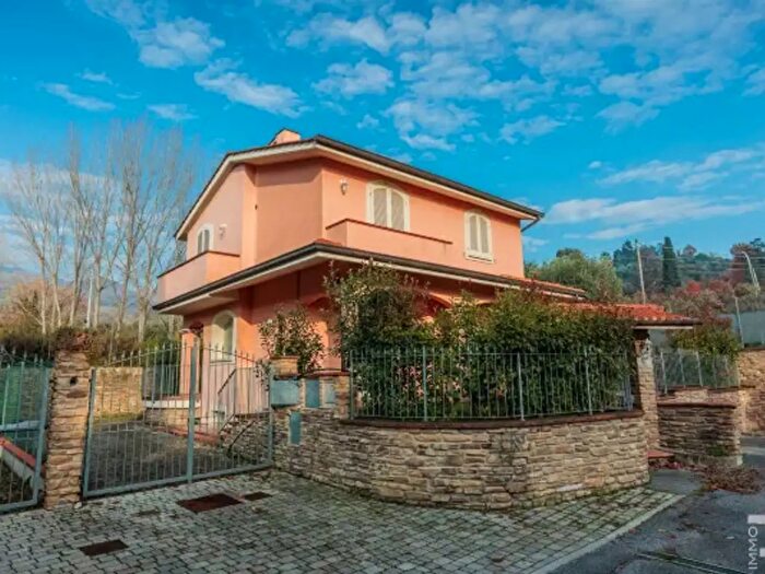 Casa con 6 locali in vendita in Via Croci, Massa E Cozzile