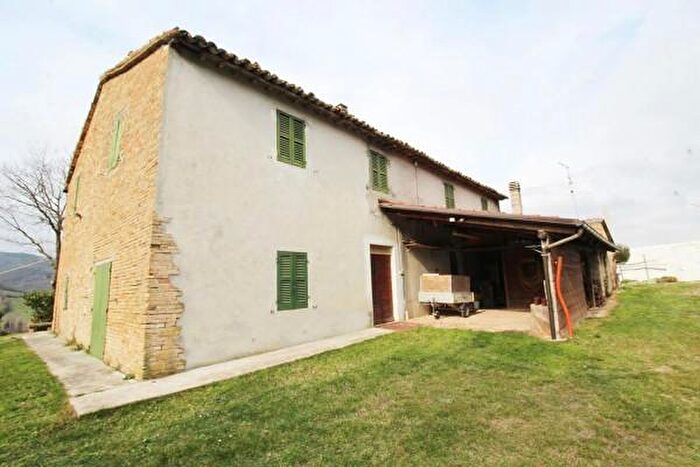 Casa con 6 locali in vendita in Urbania