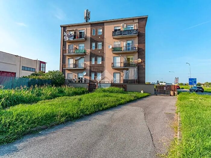 Appartamento trilocale in vendita in Via De Gasperi, Lainate