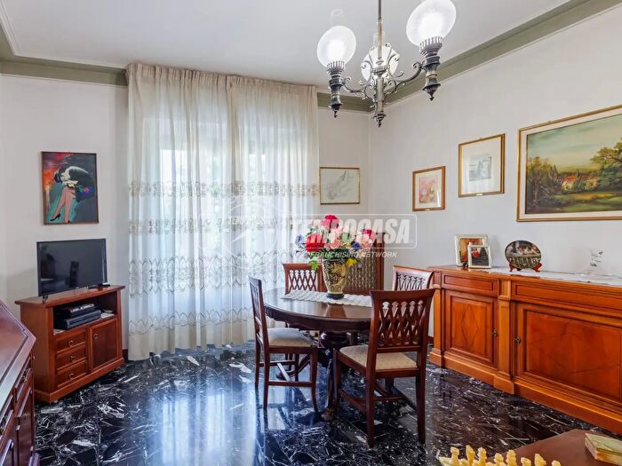 Appartamento trilocale in vendita in Via Edoardo Jenner, Parma