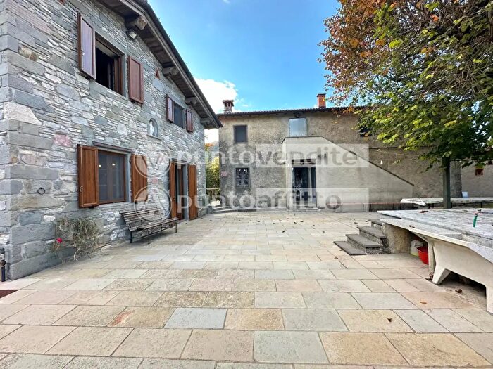 Casa con 8 locali in vendita in Pescaglia