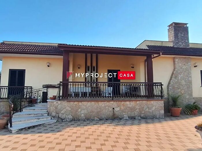 Casa con 6 locali in vendita in Via Orchidee, Crispiano
