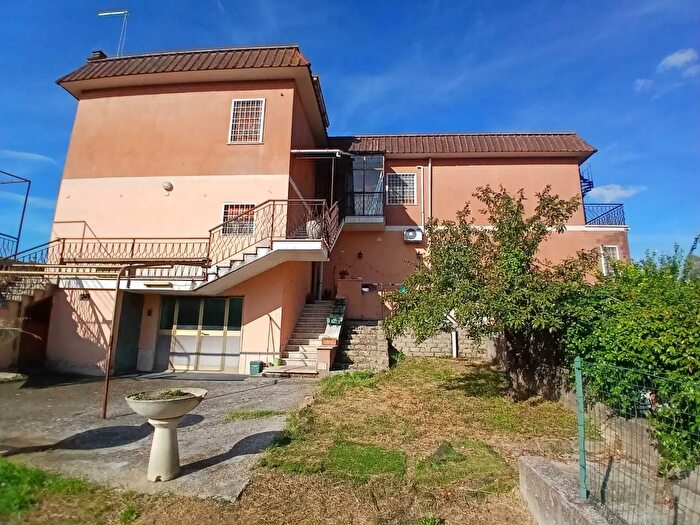 Appartamento trilocale in vendita in Via Poggio a Caiano, Roma