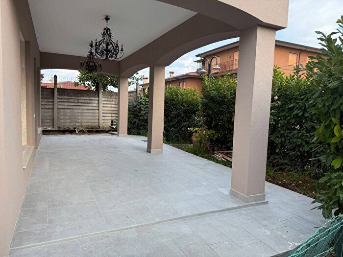 Appartamento trilocale in affitto in Piazzale Papa Giovanni, Casoni, Mussolente