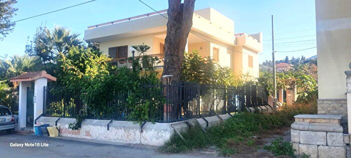 Casa con 11 locali in vendita in Via Lungomare di Pellaro, Reggio Calabria