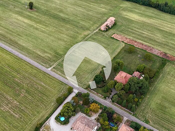 Casa con 16 locali in vendita in Via Ghiardo, Cavriago