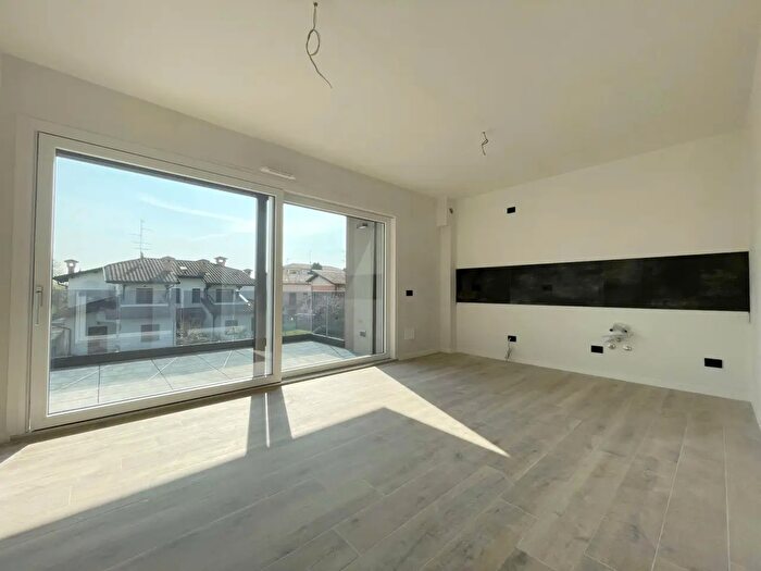 Appartamento bilocale in vendita in Via Parini, Lomazzo