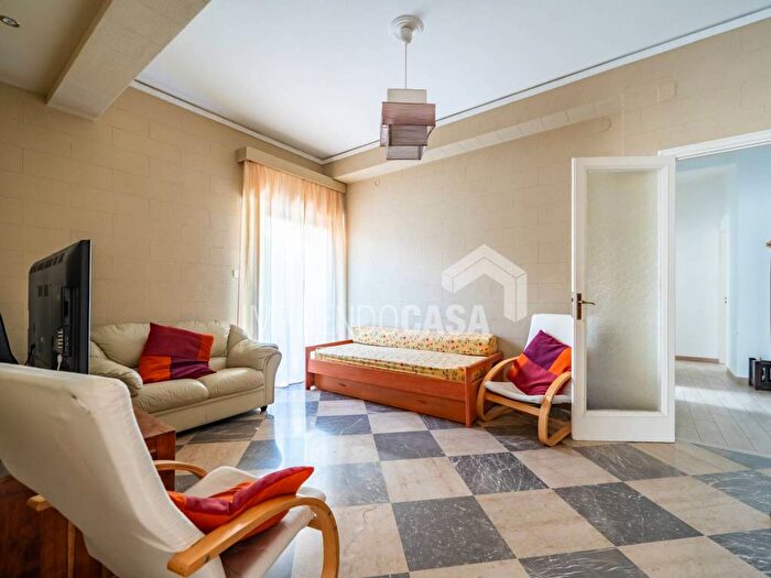 Appartamento trilocale in affitto in Via Mariano Stabile, Roma Cavour, Palermo