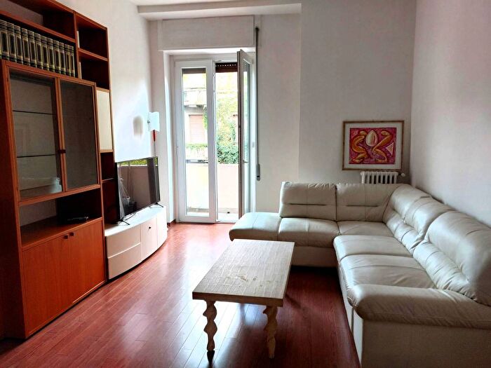 Appartamento trilocale in affitto in Viale Angelo Filippetti, Quadronno Crocetta, Milano