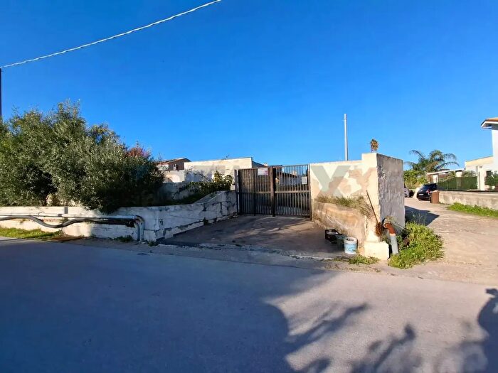 Casa con 10 locali in vendita in Traversa Muragliamele, Floridia