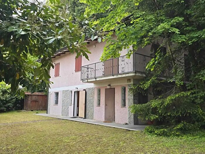 Casa con 10 locali in vendita in Sestola
