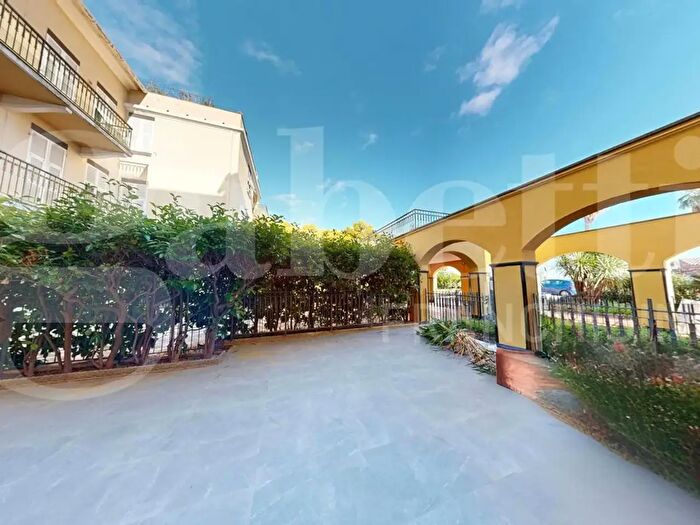 Appartamento trilocale in vendita in Via delle Peschiere, Loano