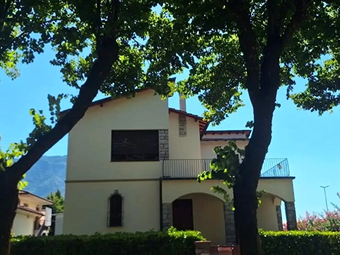 Appartamento con 8 locali in vendita in Borgo A Mozzano